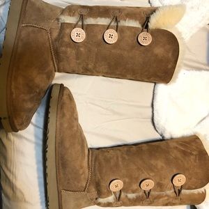 UGG Bailey Button Triplet II Boot (Ugg boots)